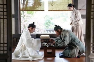 Surprise box-office hit  'King's Warden' leaves director with pledges he can't keep