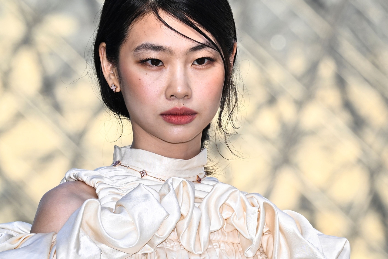 South Korean actress Jung Hoyeon poses during a photocall prior to attending the Louis Vuitton Women's Ready to Wear fall-winter 2026-2027 collection fashion show as part of the Paris Women's Fashion Week, in Paris, Tuesday. (AFP-Yonhap)