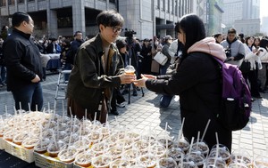 In photos: ‘King’s Warden’ director treats public to free coffee after surprise box office hit